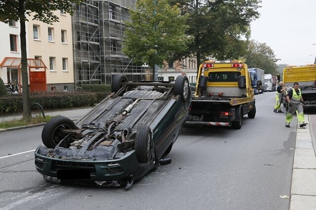 Chemnitz: Unfall auf B 174 - Nissan überschlägt sich - Der Nissan überschlug sich und blieb auf dem Dach liegen.
