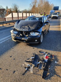 Chemnitz: Unfall mit drei Fahrzeugen auf Südring - Beide Insannen des BMW wurden leicht verletzt.