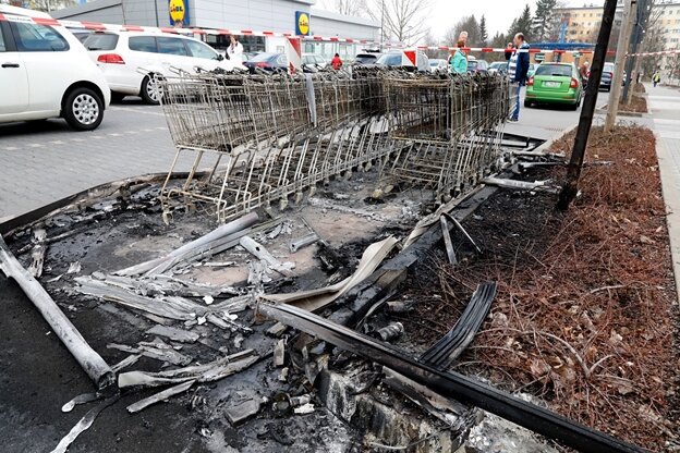 Chemnitz: Unterstand für Einkaufswagen in Flammen - 