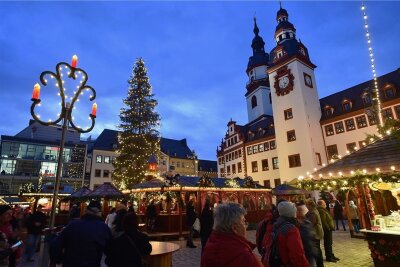 Chemnitz verspricht "weitgehend normalen" Weihnachtsmarkt - Trotz Corona hofft Chemnitz zum diesjährigen Weihnachtsmarkt auf ein ähnlich stimmungsvolles Ambiente wie zuletzt im Advent 2019. Foto: Andreas Seidel/Archiv