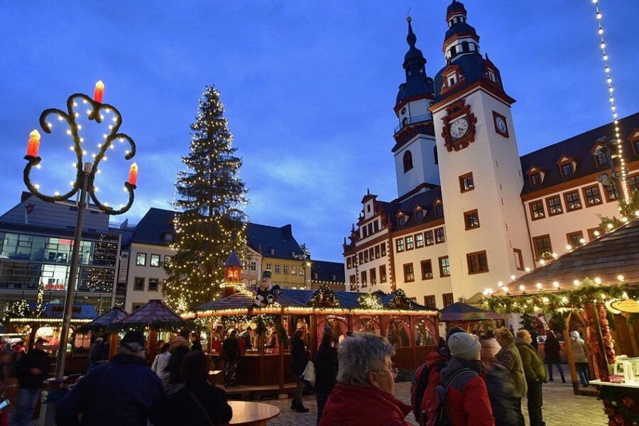 Trotz Corona hofft Chemnitz zum diesjährigen Weihnachtsmarkt auf ein ähnlich stimmungsvolles Ambiente wie zuletzt im Advent 2019. Foto: Andreas Seidel/Archiv