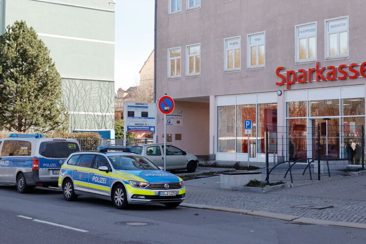 Chemnitz: Versuchter Bankeinbruch am helllichten Tag - Zwei Männer hatten es auf den Raum für Schließfächer abgesehen.