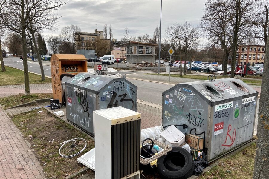 Chemnitz verzeichnet immer mehr illegale Müllablagerungen - Alter Kühlschrank, Reifen, Fahrradfelgen: An der Altchemnitzer Straße haben Unbekannte ihren Restmüll illegal entsorgt.