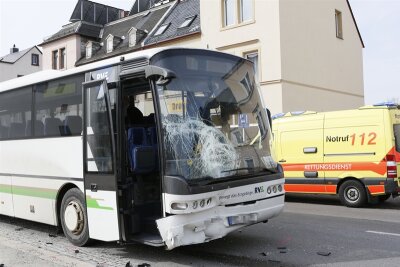 Chemnitz: Vier Verletzte bei Bus-Unfall auf B 95 - Unfall mit einem Bus und drei Autos auf der Annaberger Straße