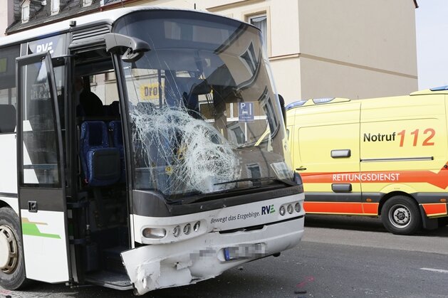 Chemnitz: Vier Verletzte bei Bus-Unfall auf B 95 - Unfall mit einem Bus und drei Autos auf der Annaberger Straße