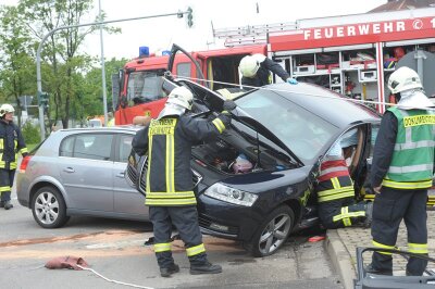 Chemnitz: Vier Verletzte bei Unfall am Mann-Platz - Beim Zusammenstoß eines Opel und eines Audi in in Chemnitz sind am Montag zwei Beteiligte eingeklemmt worden.