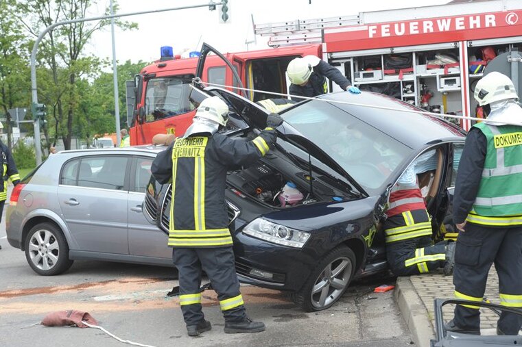 Chemnitz: Vier Verletzte bei Unfall am Mann-Platz - Beim Zusammenstoß eines Opel und eines Audi in in Chemnitz sind am Montag zwei Beteiligte eingeklemmt worden.