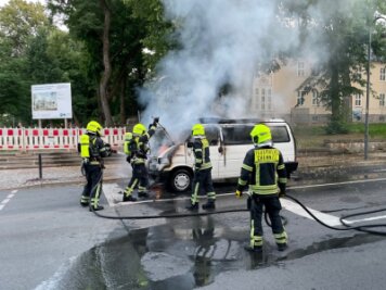 Chemnitz: VW-Bus brennt an Kreuzung - 