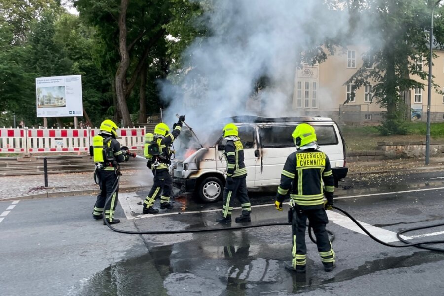 Chemnitz: VW-Bus brennt an Kreuzung