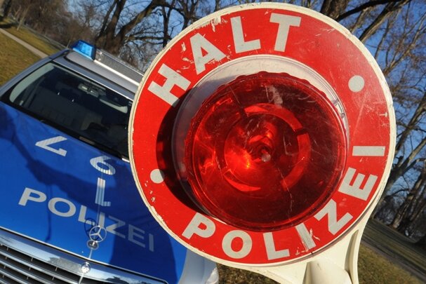 Chemnitz: VW-Fahrer fährt Polizistin an und flüchtet - 