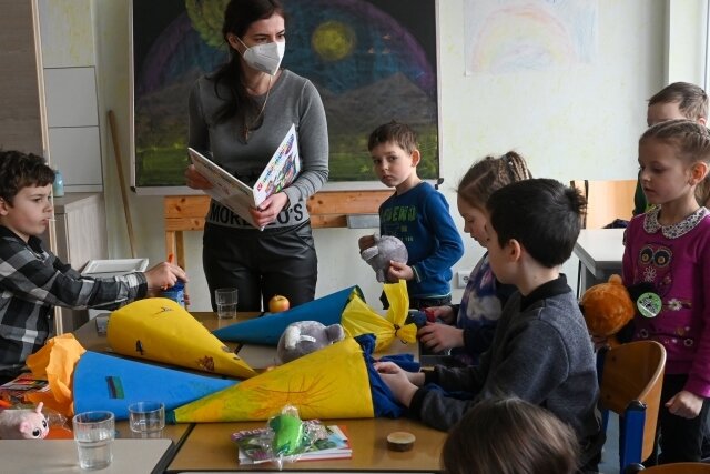 Zwei Klassen mit ukrainischen Kindern lernen seit Montag in der Gruuna-Schule an der Saydaer Straße. Sie werden unter anderem von der ebenfalls geflüchteten Lehrerin Jana Efimenko unterrichtet. 