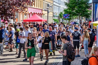 Chemnitz: Warum junge Leute die Stadt verlassen wollen - Das Kosmos-Festival zog 2022 tausende von Besuchern, vor allem junge Leute an. Eine Umfrage unter Chemnitzer Jugendlichen ergaab unter anderen, dass sie sich mehr solcher Freizeitaktivitäten wünschen.