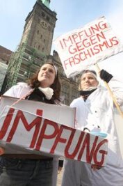 Christine van den Boom und Marie-Christin Welschoff aus Dresden boten auf dem Neumarkt eine "Schluckimpfung gegen Faschismus" an.