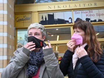 Chemnitz: Werden ab Montag in den Geschäften alle Masken fallen? - Daniela Schiffzik (links) und Silvia Schubert nach ihrem Einkauf in der Galerie Roter Turm. Beide sagen, dass sie ihre Masken beim Einkauf vorerst weiterhin tragen werden, auch wenn die Pflicht dazu entfällt. 