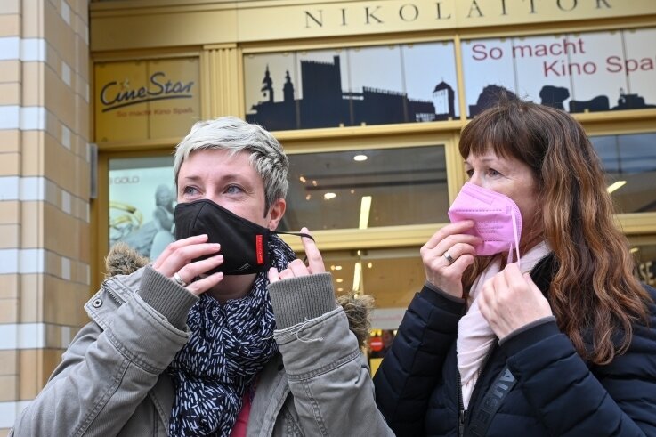 Chemnitz: Werden ab Montag in den Geschäften alle Masken fallen? - Daniela Schiffzik (links) und Silvia Schubert nach ihrem Einkauf in der Galerie Roter Turm. Beide sagen, dass sie ihre Masken beim Einkauf vorerst weiterhin tragen werden, auch wenn die Pflicht dazu entfällt. 