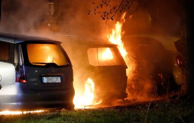 Chemnitz: Wieder Autobrände - Polizei vermutet Brandstiftung - 