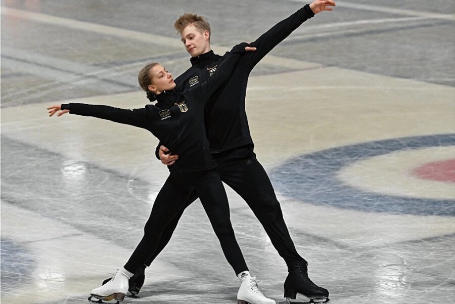 Letizia Roscher und Luis Schuster gehören zu den größten Talenten im Chemnitzer Eiskunstlauf. Die Förderung für den hiesigen Bundesstützpunkt in dieser Sportart könnte laut Vereinsvertretern wegfallen, wenn es nicht mehr genügend Trainingszeiten gibt.