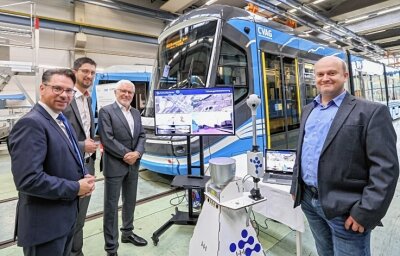 Chemnitz will bis 2025 erste autonome Straßenbahn testen - Erstes Fachsimpeln an Bahn und Sensortechnik: David Joram (CVAG), Dr. Andreas Mösenbacher (IABG), Volkmar Vogel (Hörmann Vehicle Engineering) und Axel Pätzold (Fusion Systems, von links). 