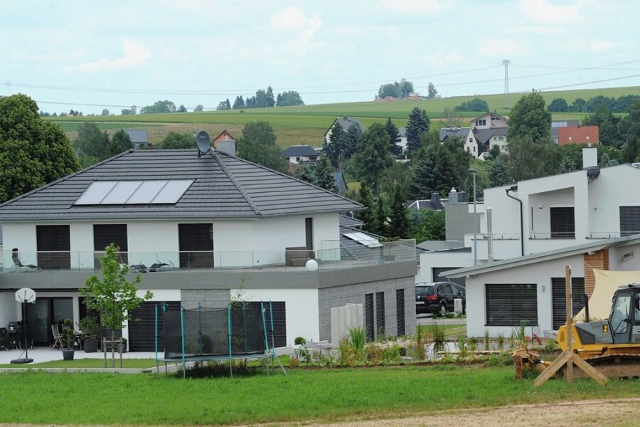 Kurz hinter der Stadtgrenze, wie hier in Neukirchen, entstanden in den vergangenen Jahren große Eigenheimsiedlungen. Künftig soll Bauen auch am Rande von Chemnitz wieder einfacher werden. 