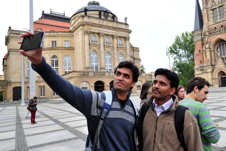 Chemnitz zieht Studenten aus aller Herren Länder an - Chartanya Nana Sagar Kanipakam (rechts) und Rao Sunil Satish aus Indien machen am Theaterplatz noch ein Erinnerungsfoto. Die beiden Inder studieren ab dem Wintersemester an der TU Chemnitz.