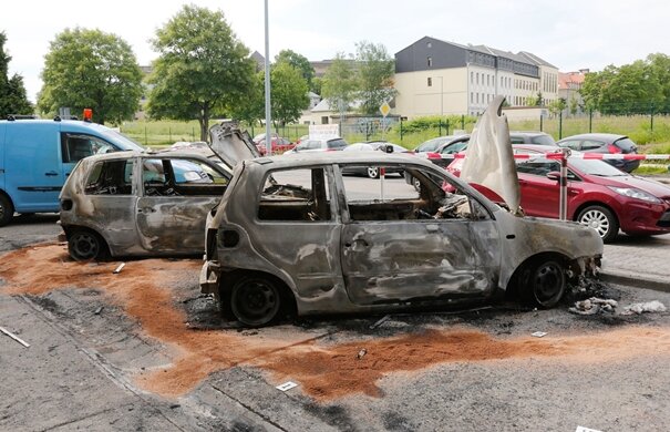 Chemnitz: Zwei Fahrzeuge der Stadtverwaltung in Flammen - Zwei Autos brannten Donnerstagnacht in Chemnitz aus, ein Fahrzeug wurde beschädigt.