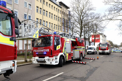 Chemnitz: Zwei Leichen nach Brand in Wohnhaus entdeckt - Zu einem Wohnungsbrand auf dem Chemnitzer Sonnenberg sind am Freitag Feuerwehr, Polizei und Rettungsdienst ausgerückt.