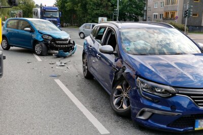 Chemnitz: Zwei Leichtverletzte bei Zusammenstoß - Am frühen Mittwochabend kollidierten zwei Fahrzeuge auf der Leipziger Straße.