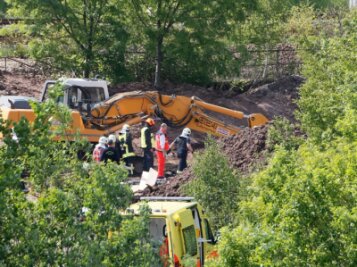 Chemnitz: Zwei Männer in Baugrube verschüttet - Zwei Männer wurden am Donnerstag in Chemnitz in einer Baugrube teilweise verschüttet.