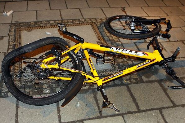 Ein Wartburg hat am Samstag eine 21-jährige Radfahrerin in Chemnitz erfasst. Die junge Frau starb.