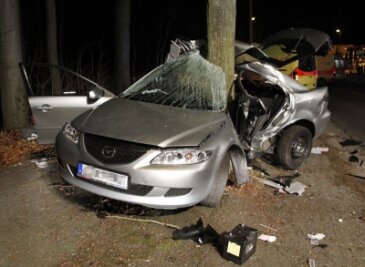 Bei einem schweren Unfall in Chemnitz sind am Mittwochfrüh zwei junge Männer getötet worden. Eine 17-Jährige erlitt schwere Verletzungen.