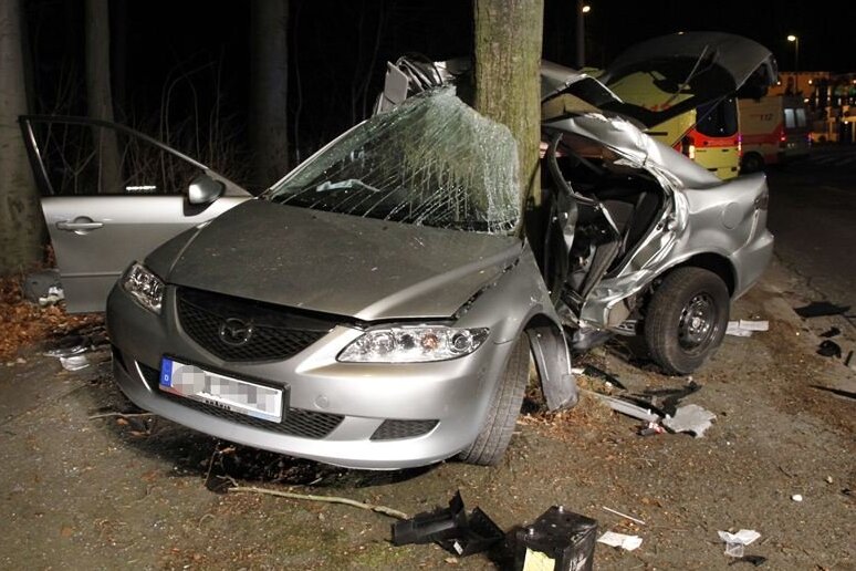 Bei einem schweren Unfall in Chemnitz sind am Mittwochfrüh zwei junge Männer getötet worden. Eine 17-Jährige erlitt schwere Verletzungen.