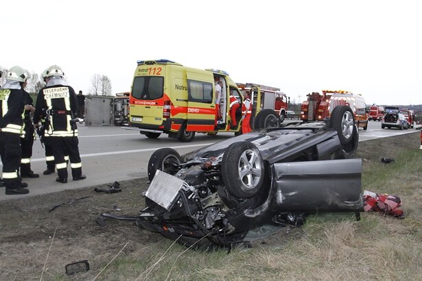 Chemnitz: Zwei Verletzte bei schwerem Unfall auf der A4 - Zwei Menschen sind bei einem schweren Unfall auf der A4 am Donnerstag verletzt worden. 