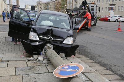Chemnitz: Zwei Verletzte bei Unfall auf der Reitbahnstraße - Opel fährt Laterne um - 