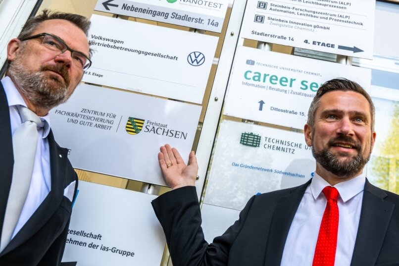Martin Dulig (rechts), Minister für Wirtschaft und Arbeit in Sachsen, und Klaus-Peter Hansen, Geschäftsführer der Regionaldirektion Sachsen der Bundesagentur für Arbeit, haben in Bernsdorf das Zentrum für Fachkräftesicherung und Gute Arbeit (Zefas) eingeweiht. 