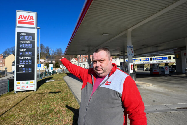 Tankstellen-Pächter Sergej Schumacher aus Harthau profitiert nicht von den hohen Spritkosten. Er arbeitet auf Provisionsbasis und ärgert sich auch. 