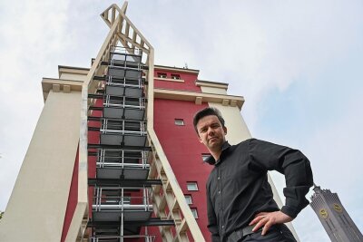 Chemnitzer Architektur: Bewegte Formen und schiefe Winkel - Architekt Rico Sprenger vor der Rettungstreppe im Wirkbau-Komplex, die er entworfen hat. 