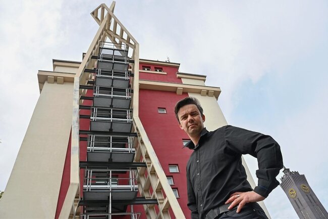 Architekt Rico Sprenger vor der Rettungstreppe im Wirkbau-Komplex, die er entworfen hat. 