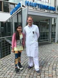 Chemnitzer Arzt hilft Mädchen aus Tadschikistan auf die Beine - Dilnoza und Dr. Fabian Kübler. 