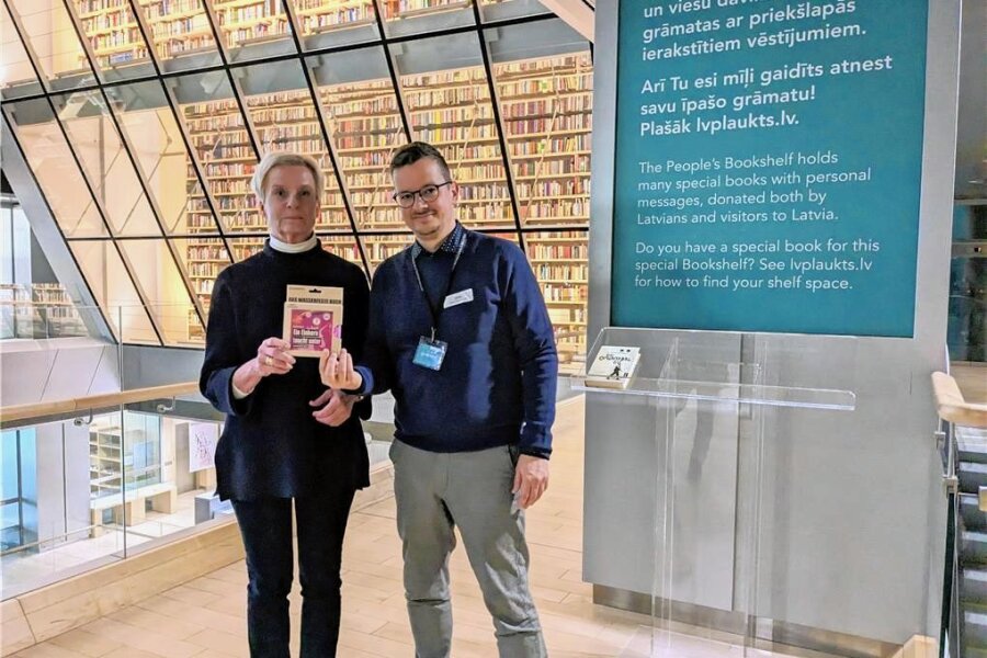 Chemnitzer Badewannenbuch kommt in Lettlands Nationalbibliothek - Jens Korch, Verleger der Edition Wannenbuch, und Anna Muhka bei der Übergabe des Wannenbuches in Riga. 