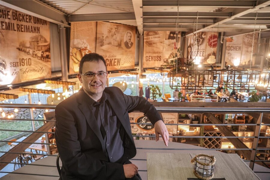 Chemnitzer Bäckerei will Café im Kaufhof öffnen - Thomas Lambrecht, Geschäftsführer der Sächsischen Großbäckerei Union, in der „Emils 1910“-Filiale an der Neefestraße. Das Konzept wird auch im Galeria-Kaufhaus realisiert.