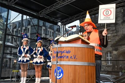 Chemnitzer Bäumchen als Bollwerk zu klein: Karnevalisten erobern Rathaus - Oberbürgermeister Sven Schulze scherzte bei seiner Rede zur Schlüsselübergabe über die Straßensperrungen.