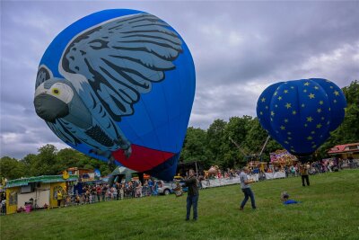 Chemnitzer Ballonfest gestartet - Aufregung gibt es um den Termin der Veranstaltung - Die großen Ballone konnten bei schlechtem Wetter nicht starten. So retteten zumindest die Modellballone den Ballonfestauftakt am Freitag.