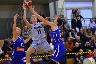 Chemnitzer Basketballerinnen vor schwieriger Mission - Im Spiel gegen Neuss versucht sich die Chemnitzerin Lucile Peroche (M.) gegen Leonie Schütter (r.) und Charlotta Ellenrieder durchzusetzen.