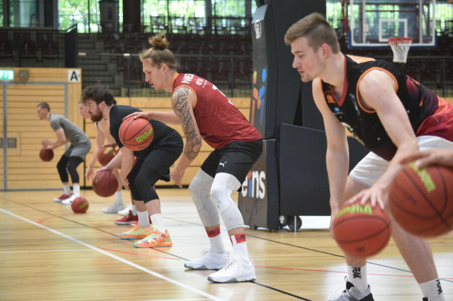 Chemnitzer Basketballprofis trainieren wieder gemeinsam - Wieder gemeinsam am Ball: Die Profis der Chemnitz Niners um Leon Hoppe, Malte Ziegenhagen und Domique Johnson (von rechts) haben am Montag erstmals seit Mitte März in der Halle trainiert.