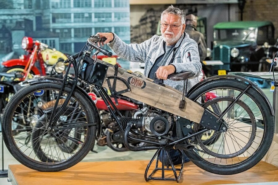 Als Gründer des Museums für sächsische Fahrzeuge Chemnitz kennt sich Frieder Bach bestens mit der regionalen Zweiradgeschichte aus. Dass die Marke DKW bereits ab 1922 eine Rennmaschine baute, war auch ihm bis vor kurzem unbekannt.