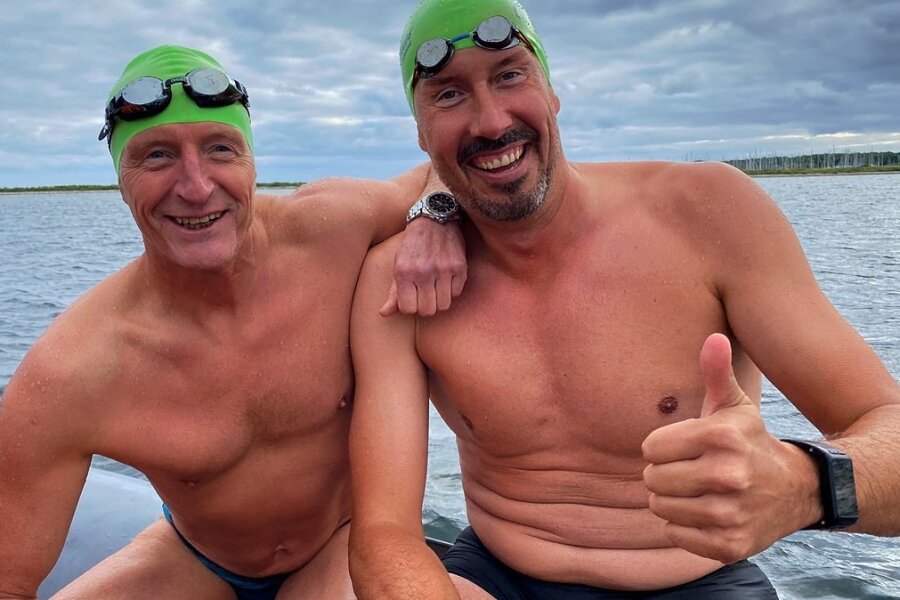 Geschafft! Die ehemaligen Klasseschwimmer Stev Theloke (r.) und Jörg Stingl haben nach ihrem bereits 5. Inselman gut lachen