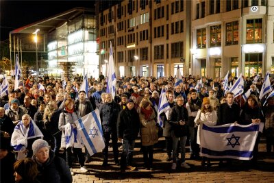Chemnitzer bekunden Solidarität mit Israel - Teilnehmer der Kundgebung am Dienstagabend auf dem Markt von Chemnitz.