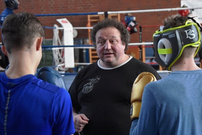 Chemnitzer Boxwölfe wollen Favoriten Schwerin ärgern - Olaf Leib mit zwei Boxern beim Training. 