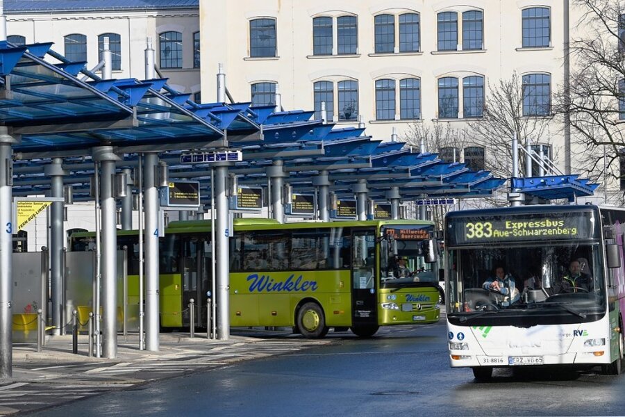 Bleibt bis mindestens 2025 Anlaufpunkt für Regionalbusse: der ZOB am Schillerplatz. 