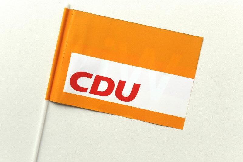            Eine Fahne mit dem Logo der Partei CDU.